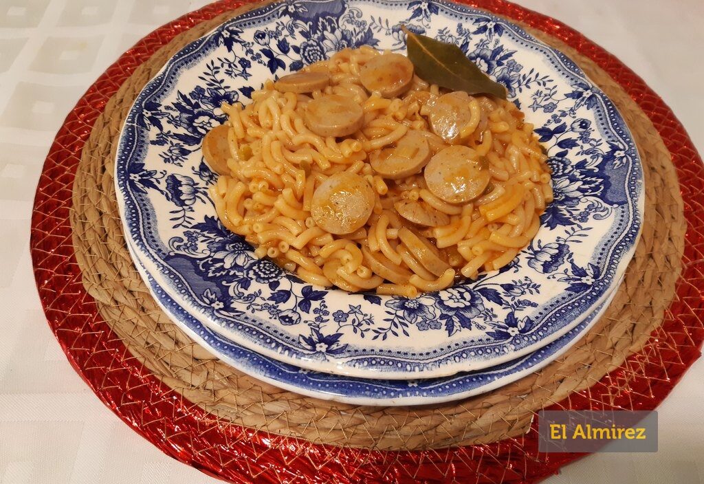 Fideos con salchichas - Grupo Gastronómico El Almirez